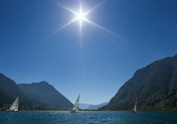     Sailing on lake Achensee / Lake Achensee
